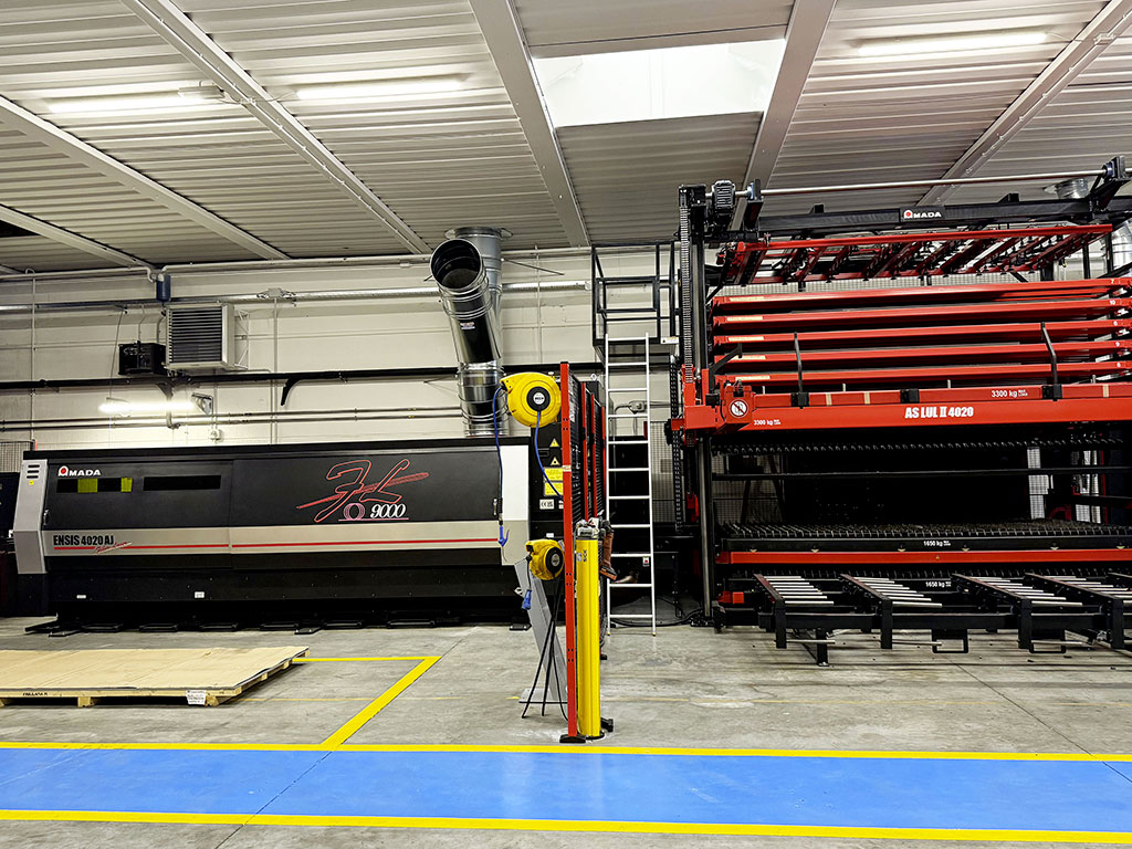 Centro di lavoro taglio laser a CNC Ensis 4020 AJ muniti di magazzino lamiere a bordo macchina - Azienda Spadotto